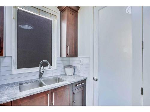 128 Kinniburgh Loop, Chestermere, AB - Indoor Photo Showing Kitchen