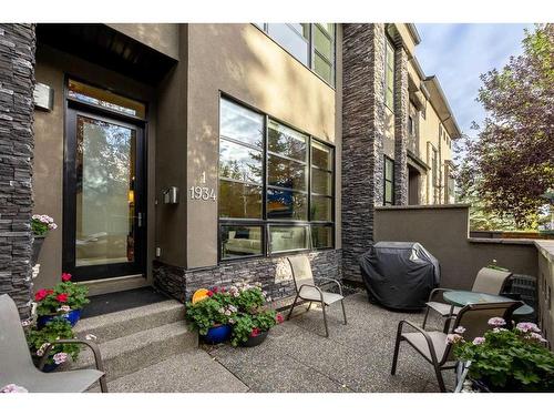 1-1934 36 Street Sw, Calgary, AB - Outdoor