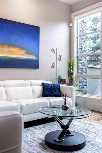 1-1934 36 Street Sw, Calgary, AB - Indoor Photo Showing Living Room