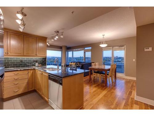 703-910 5 Avenue Sw, Calgary, AB - Indoor Photo Showing Living Room With Fireplace