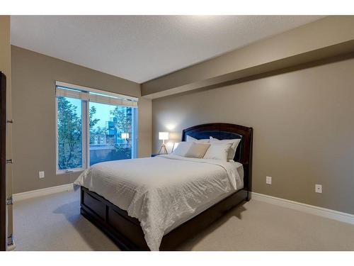 703-910 5 Avenue Sw, Calgary, AB - Indoor Photo Showing Living Room With Fireplace