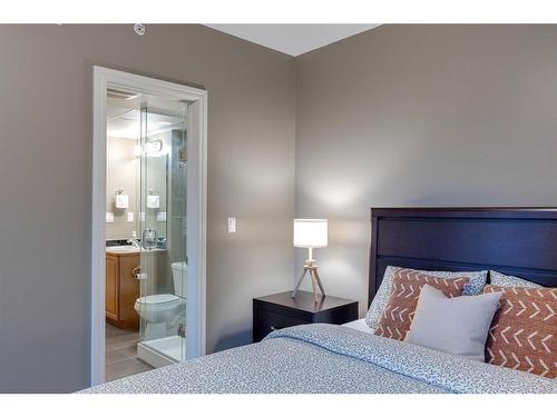 703-910 5 Avenue Sw, Calgary, AB - Indoor Photo Showing Bedroom