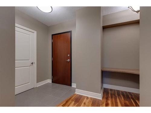 703-910 5 Avenue Sw, Calgary, AB - Indoor With Storage