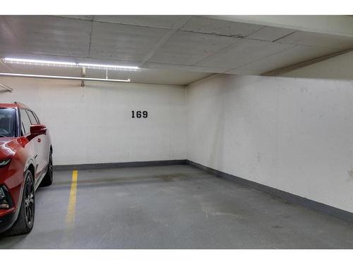 703-910 5 Avenue Sw, Calgary, AB - Indoor Photo Showing Garage