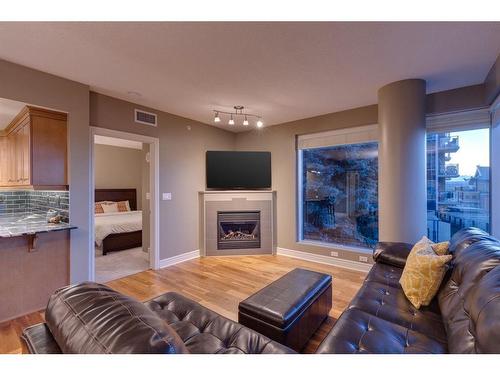 703-910 5 Avenue Sw, Calgary, AB - Indoor Photo Showing Kitchen With Double Sink