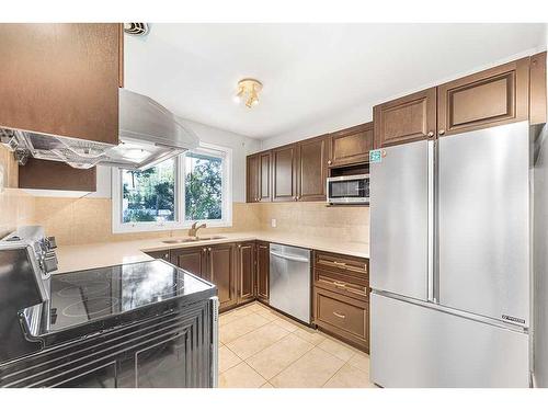 196 Windermere Road Sw, Calgary, AB - Indoor Photo Showing Kitchen