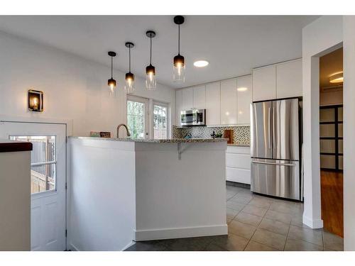 3336 35 Avenue Sw, Calgary, AB - Indoor Photo Showing Kitchen