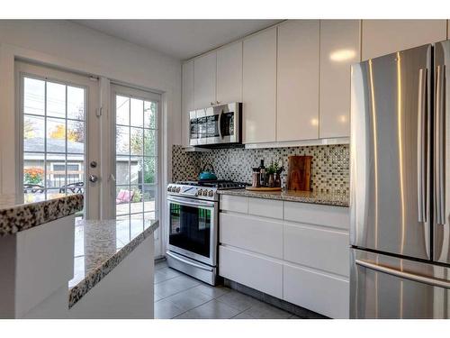 3336 35 Avenue Sw, Calgary, AB - Indoor Photo Showing Kitchen With Upgraded Kitchen