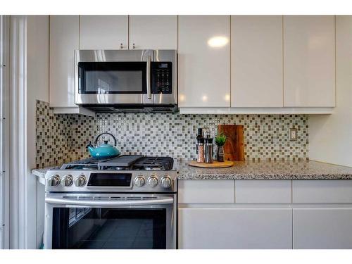 3336 35 Avenue Sw, Calgary, AB - Indoor Photo Showing Kitchen With Upgraded Kitchen