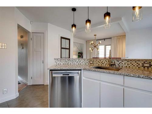 3336 35 Avenue Sw, Calgary, AB - Indoor Photo Showing Kitchen