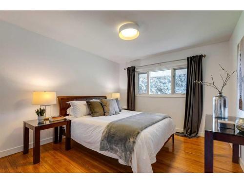 3336 35 Avenue Sw, Calgary, AB - Indoor Photo Showing Bedroom