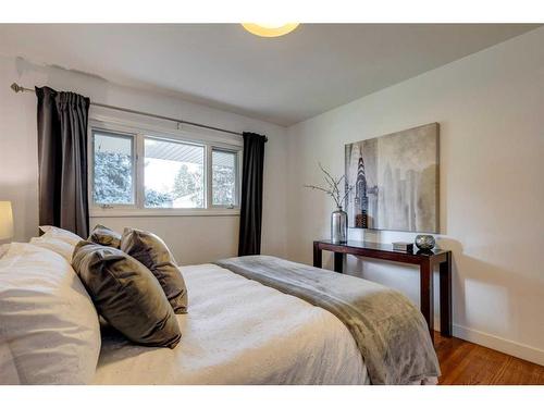 3336 35 Avenue Sw, Calgary, AB - Indoor Photo Showing Bedroom