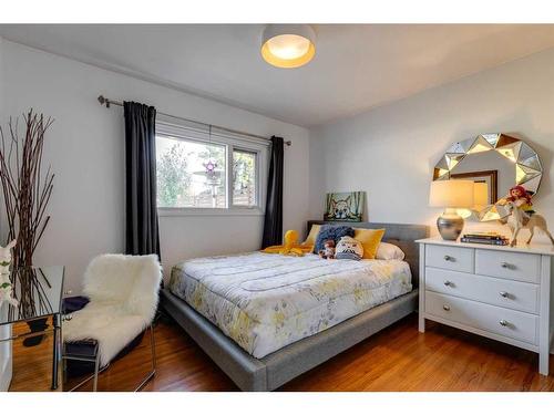 3336 35 Avenue Sw, Calgary, AB - Indoor Photo Showing Bedroom