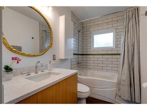 3336 35 Avenue Sw, Calgary, AB - Indoor Photo Showing Bathroom