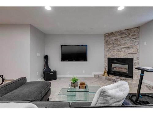 3336 35 Avenue Sw, Calgary, AB - Indoor Photo Showing Living Room With Fireplace