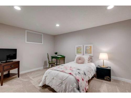 3336 35 Avenue Sw, Calgary, AB - Indoor Photo Showing Bedroom