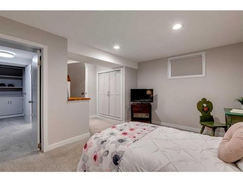 3336 35 Avenue Sw, Calgary, AB - Indoor Photo Showing Bedroom