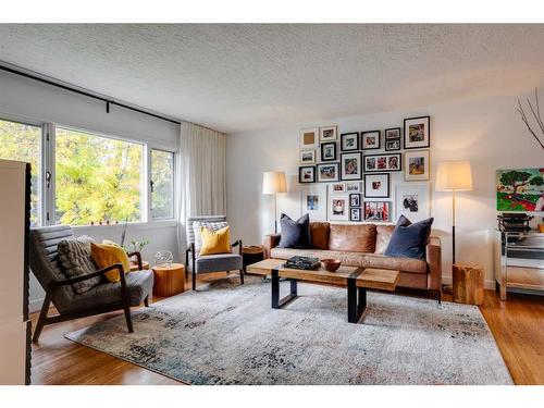 3336 35 Avenue Sw, Calgary, AB - Indoor Photo Showing Living Room