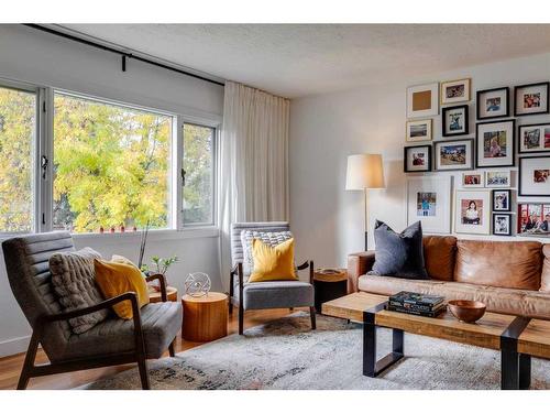 3336 35 Avenue Sw, Calgary, AB - Indoor Photo Showing Living Room