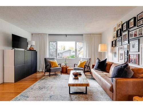 3336 35 Avenue Sw, Calgary, AB - Indoor Photo Showing Living Room