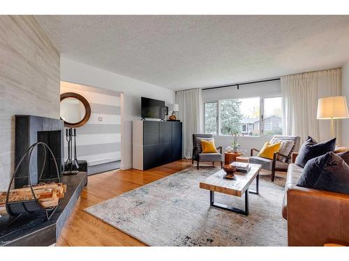 3336 35 Avenue Sw, Calgary, AB - Indoor Photo Showing Living Room