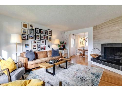 3336 35 Avenue Sw, Calgary, AB - Indoor Photo Showing Living Room With Fireplace