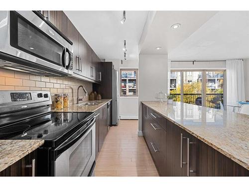 303-824 4 Avenue Nw, Calgary, AB - Indoor Photo Showing Kitchen With Upgraded Kitchen