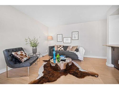 303-824 4 Avenue Nw, Calgary, AB - Indoor Photo Showing Living Room