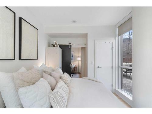 303-550 Riverfront Avenue Se, Calgary, AB - Indoor Photo Showing Bedroom