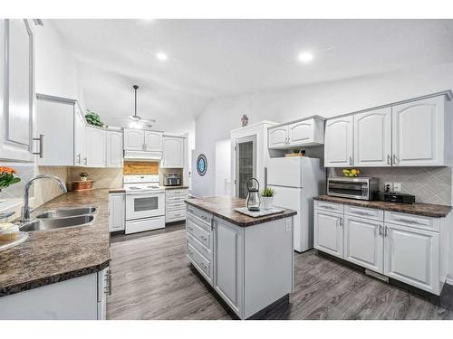 116 Hillview Road, Strathmore, AB - Indoor Photo Showing Kitchen With Double Sink