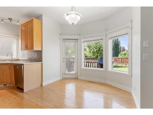 1565 Strathcona Drive Sw, Calgary, AB - Indoor Photo Showing Kitchen