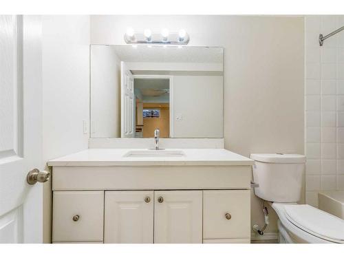 1565 Strathcona Drive Sw, Calgary, AB - Indoor Photo Showing Bathroom