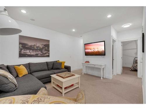 2-1922 25A Street Sw, Calgary, AB - Indoor Photo Showing Living Room