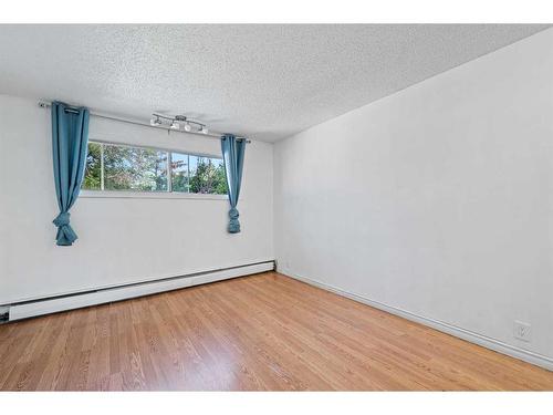 8136 46 Avenue Nw, Calgary, AB - Indoor Photo Showing Other Room