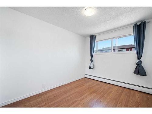 8136 46 Avenue Nw, Calgary, AB - Indoor Photo Showing Other Room