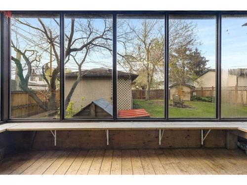 8136 46 Avenue Nw, Calgary, AB - Indoor Photo Showing Other Room