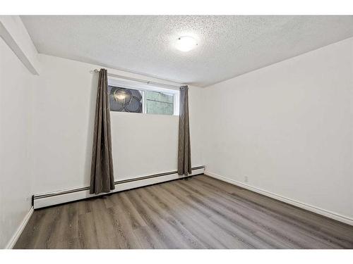 8136 46 Avenue Nw, Calgary, AB - Indoor Photo Showing Other Room