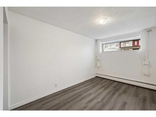 8136 46 Avenue Nw, Calgary, AB - Indoor Photo Showing Other Room