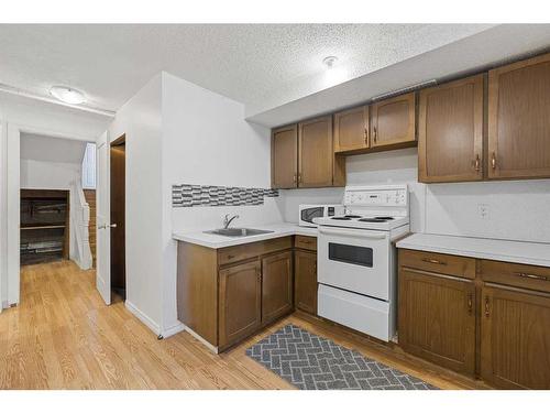 8136 46 Avenue Nw, Calgary, AB - Indoor Photo Showing Kitchen