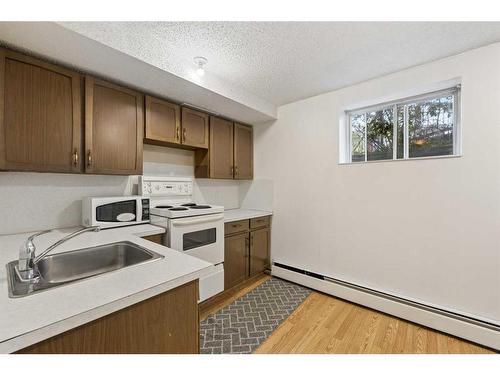 8136 46 Avenue Nw, Calgary, AB - Indoor Photo Showing Kitchen