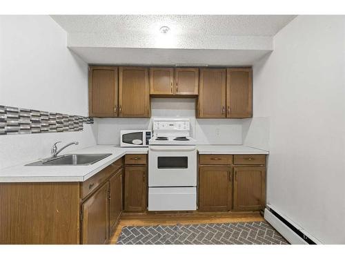 8136 46 Avenue Nw, Calgary, AB - Indoor Photo Showing Kitchen