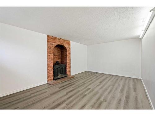 8136 46 Avenue Nw, Calgary, AB - Indoor With Fireplace