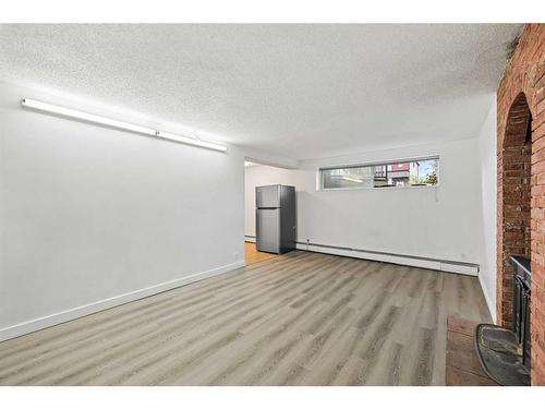 8136 46 Avenue Nw, Calgary, AB - Indoor Photo Showing Other Room