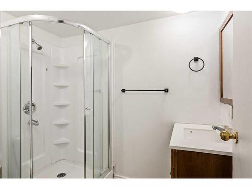 8136 46 Avenue Nw, Calgary, AB - Indoor Photo Showing Bathroom