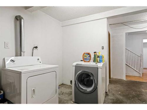 8136 46 Avenue Nw, Calgary, AB - Indoor Photo Showing Laundry Room