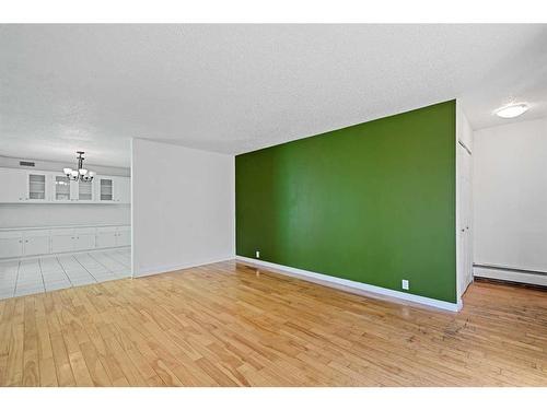 8136 46 Avenue Nw, Calgary, AB - Indoor Photo Showing Other Room