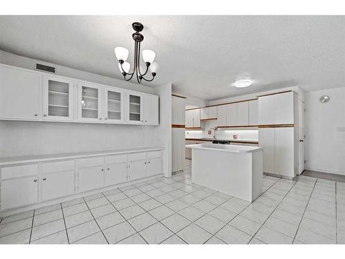 8136 46 Avenue Nw, Calgary, AB - Indoor Photo Showing Kitchen