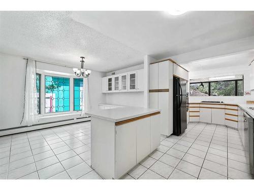 8136 46 Avenue Nw, Calgary, AB - Indoor Photo Showing Kitchen