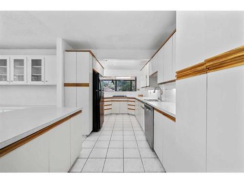 8136 46 Avenue Nw, Calgary, AB - Indoor Photo Showing Kitchen