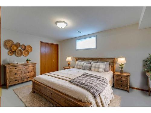 20 Arbour Cliff Close Nw, Calgary, AB - Indoor Photo Showing Bedroom